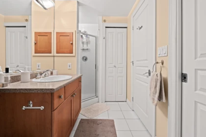 Walk-In Closet Photo of 302 588 16th Street, West Vancouver, BC