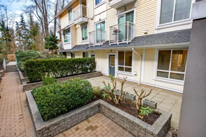 8 6965 Hastings Street, Burnaby, BC, Burnaby — Apartment/Condo for sale