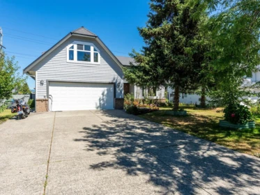 Front Yard Photo of 15271 95 Avenue, Surrey, BC