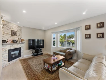 Kitchen Photo of 15271 95 Avenue, Surrey, BC