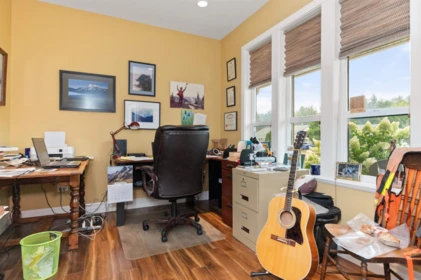 Entry Foyer Photo of 380 Dewdney Avenue, Hope, BC