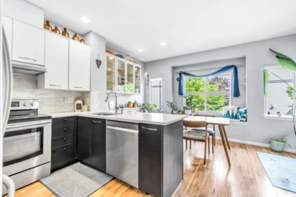 Kitchen Island Photo of 62 1055 Riverwood Gate, Port Coquitlam, BC