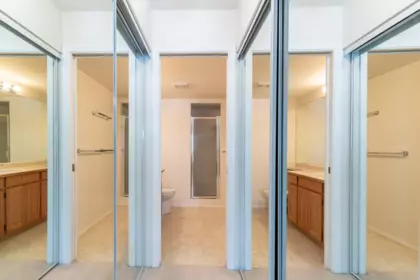 Entry Foyer Photo of 238 2451 N Gladwin Road, Abbotsford, BC