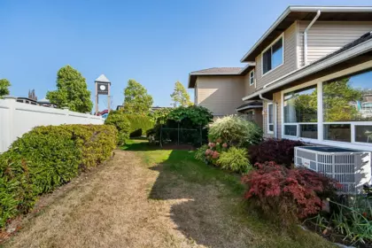Swimming Pool Photo of 118 15121 19 Avenue, Surrey, BC