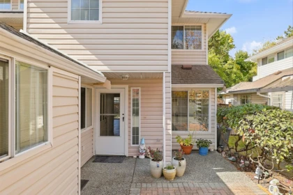 Entry Foyer Photo of 109 12163 68 Avenue, Surrey, BC