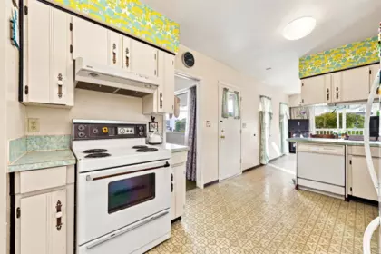 Kitchen Island Photo of 4335 Barker Avenue, Burnaby, BC