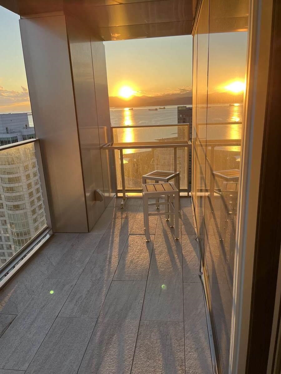 Kitchen Island Photo of 3703 1480 Howe Street, Vancouver, BC