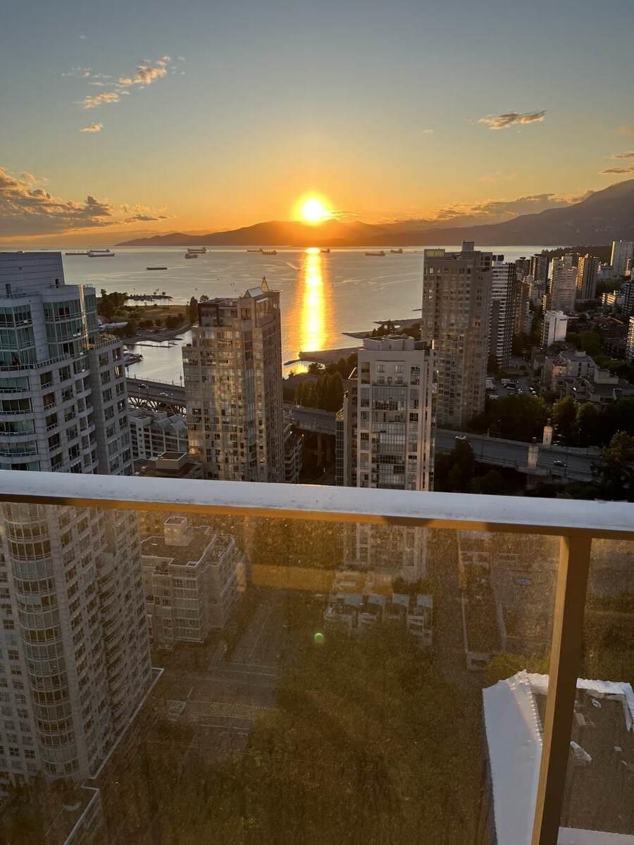 Kitchen Photo of 3703 1480 Howe Street, Vancouver, BC