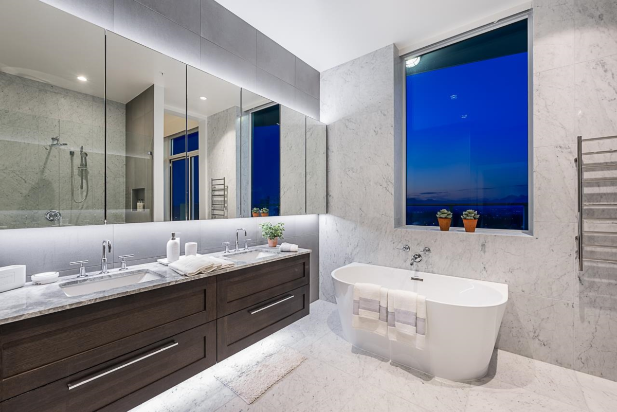 Entry Foyer Photo of PH 2 1501 Foster Street, White Rock, BC