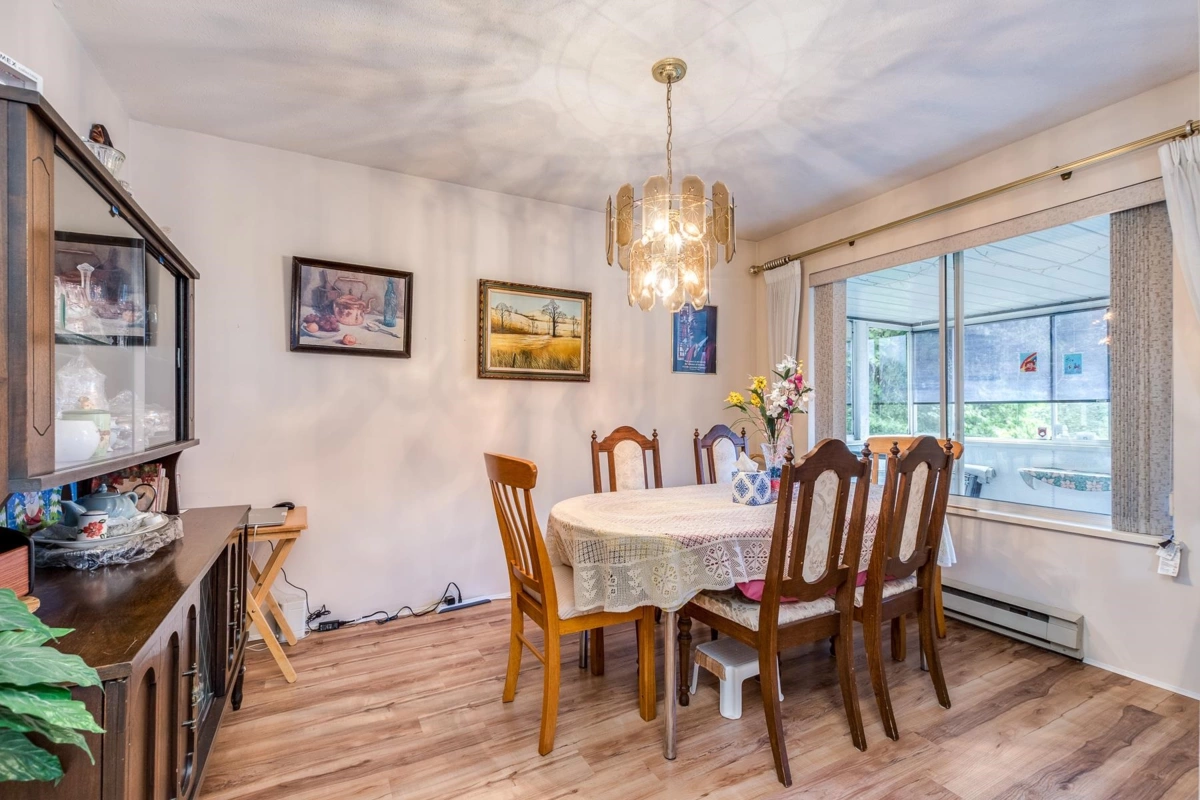 Kitchen Island Photo of 5 32390 Fletcher Avenue, Mission, BC