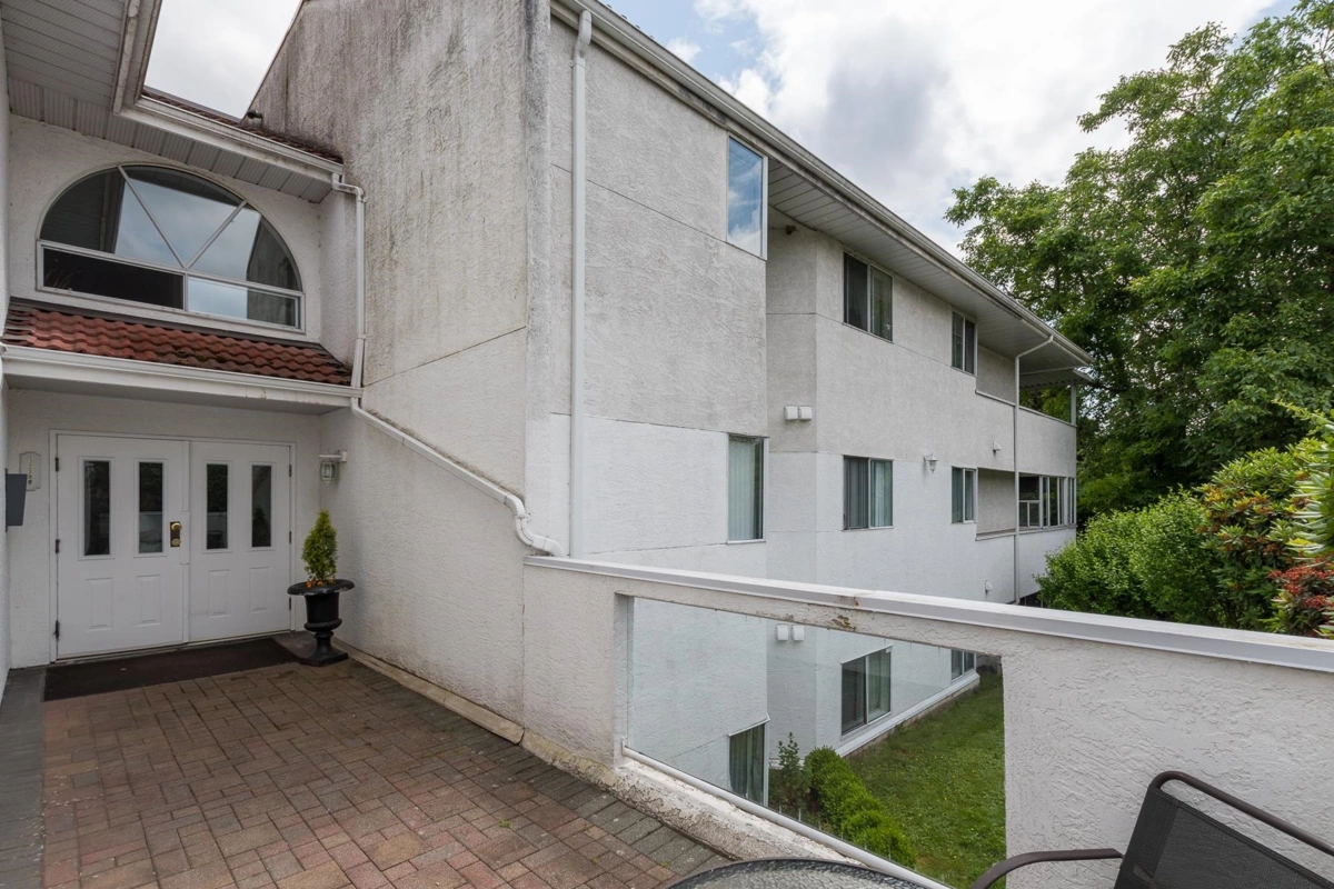 Living Room Photo of 5 32390 Fletcher Avenue, Mission, BC