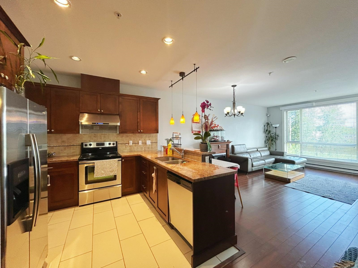 Kitchen Island Photo of 506 14333 104 Avenue, Surrey, BC