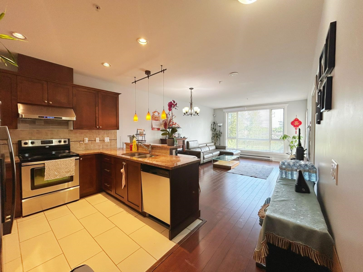 Kitchen Photo of 506 14333 104 Avenue, Surrey, BC