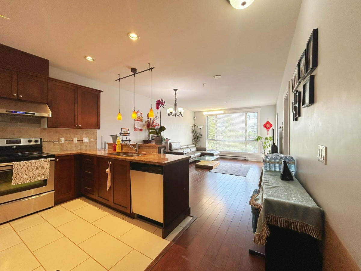 Primary Bathroom Photo of 506 14333 104 Avenue, Surrey, BC