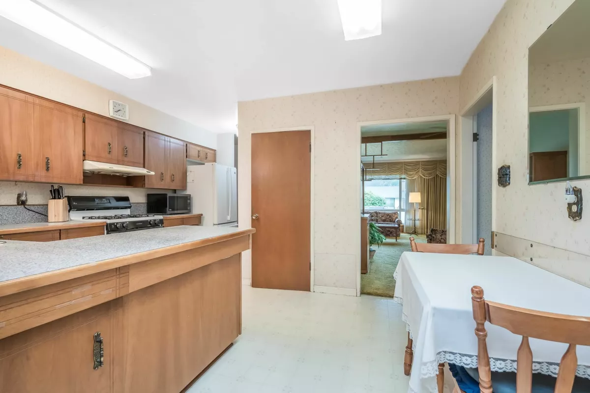 Guest Bathroom Photo of 2084 Hollyberry Court, Abbotsford, BC