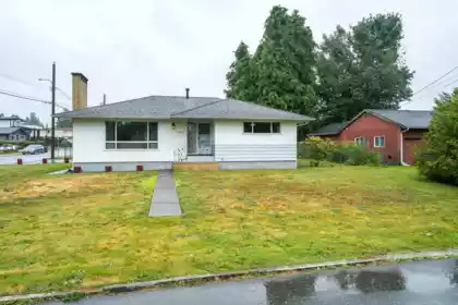 2084 Hollyberry Court, Abbotsford, BC, Central Abbotsford — 5 bed single family residence for sale