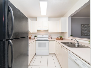 207 9767 140 Street, Surrey, BC, Surrey — Apartment/Condo for sale