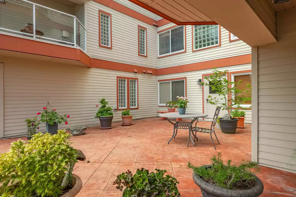 Backyard Photo of 104 14934 Thrift Avenue, White Rock, BC