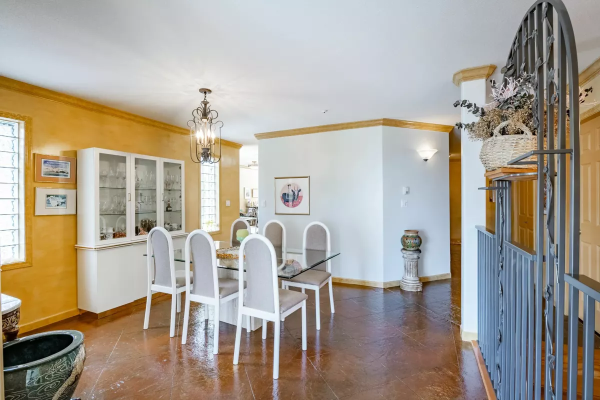 Breakfast Nook Photo of 104 14934 Thrift Avenue, White Rock, BC