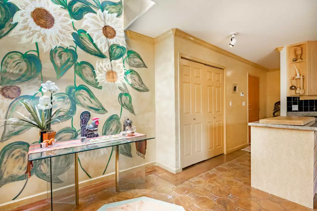 Dining Area Photo of 104 14934 Thrift Avenue, White Rock, BC