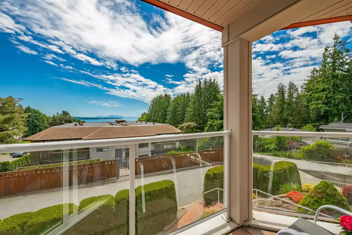 Entry Foyer Photo of 104 14934 Thrift Avenue, White Rock, BC