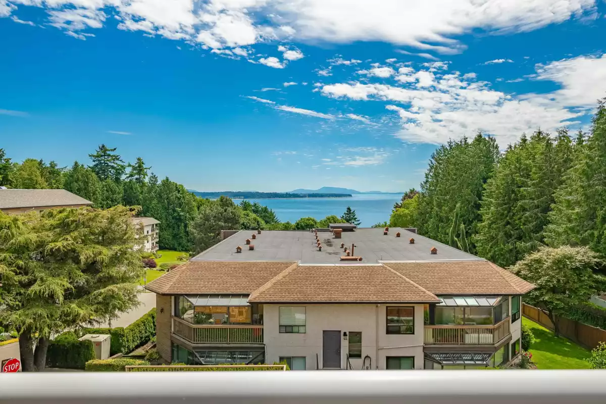 Exterior Front Photo of 104 14934 Thrift Avenue, White Rock, BC