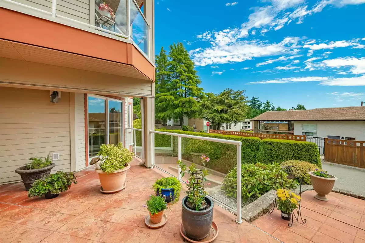 Front Yard Photo of 104 14934 Thrift Avenue, White Rock, BC