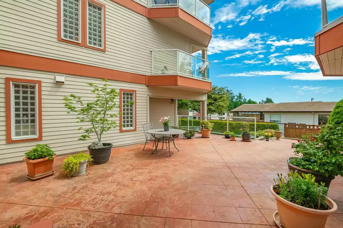 Garden / Landscaping Photo of 104 14934 Thrift Avenue, White Rock, BC