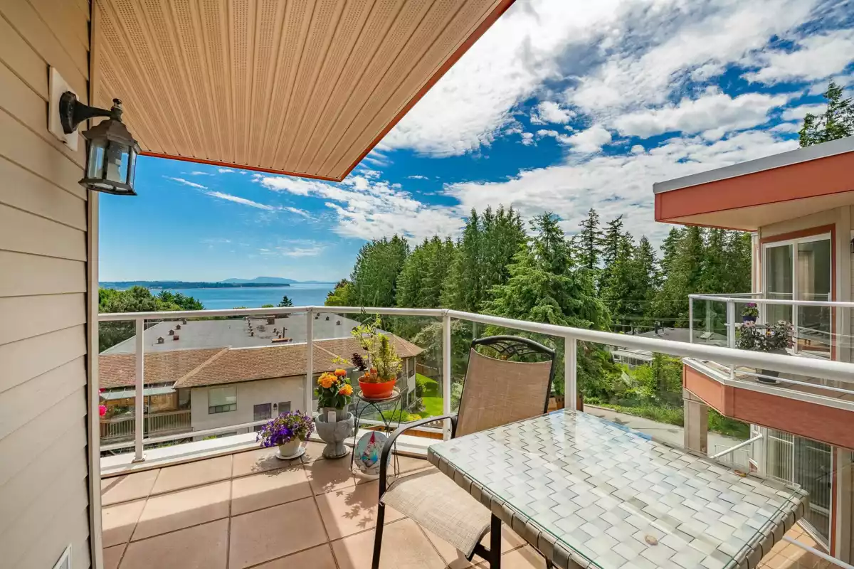 Guest Bathroom Photo of 104 14934 Thrift Avenue, White Rock, BC