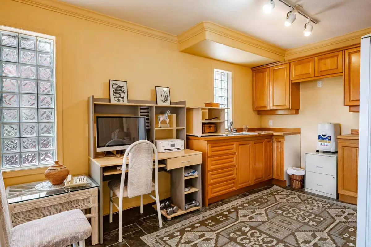 Hallway Photo of 104 14934 Thrift Avenue, White Rock, BC