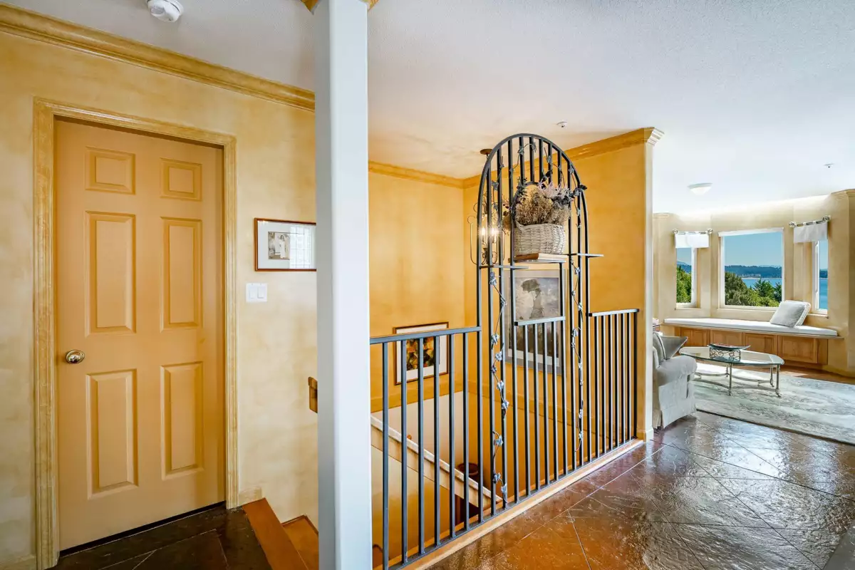 Kitchen Island Photo of 104 14934 Thrift Avenue, White Rock, BC
