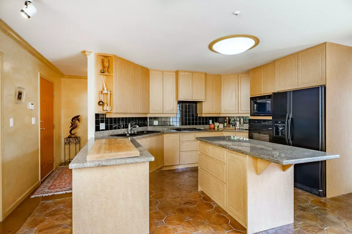 Kitchen Photo of 104 14934 Thrift Avenue, White Rock, BC