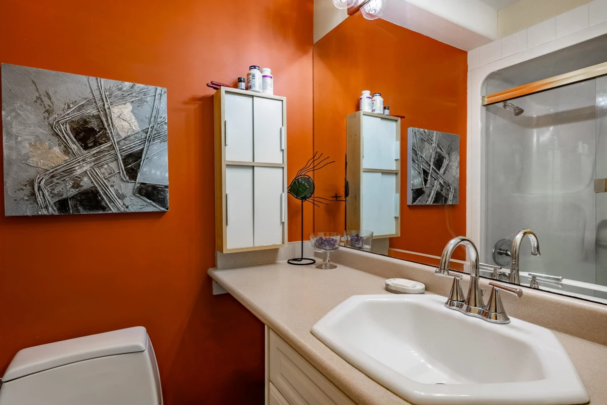 Mudroom Photo of 104 14934 Thrift Avenue, White Rock, BC