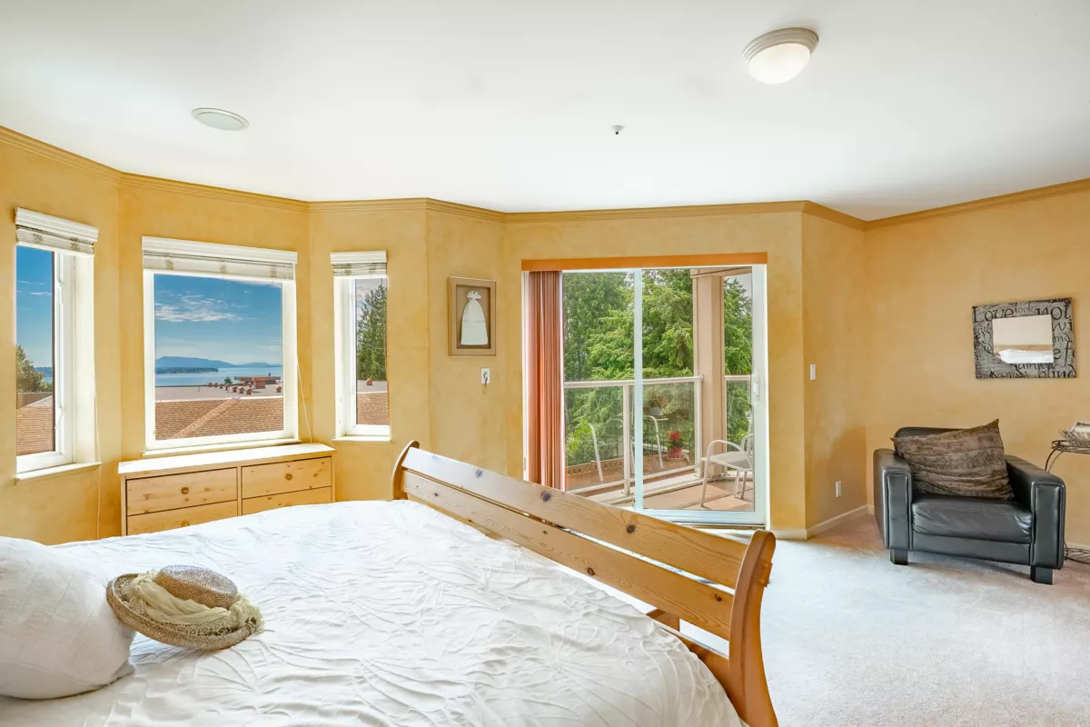 Powder Room Photo of 104 14934 Thrift Avenue, White Rock, BC