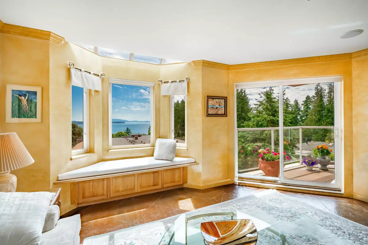 Primary Bathroom Photo of 104 14934 Thrift Avenue, White Rock, BC