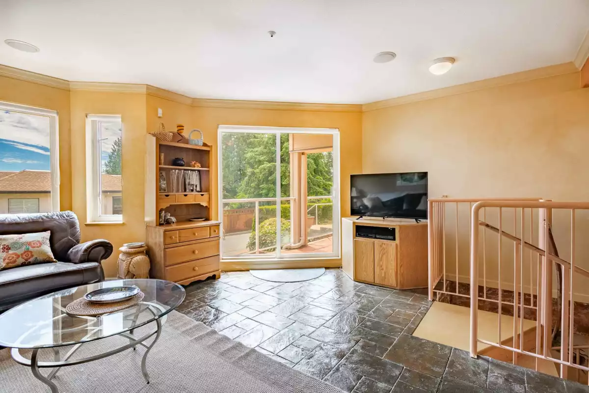 Staircase Photo of 104 14934 Thrift Avenue, White Rock, BC