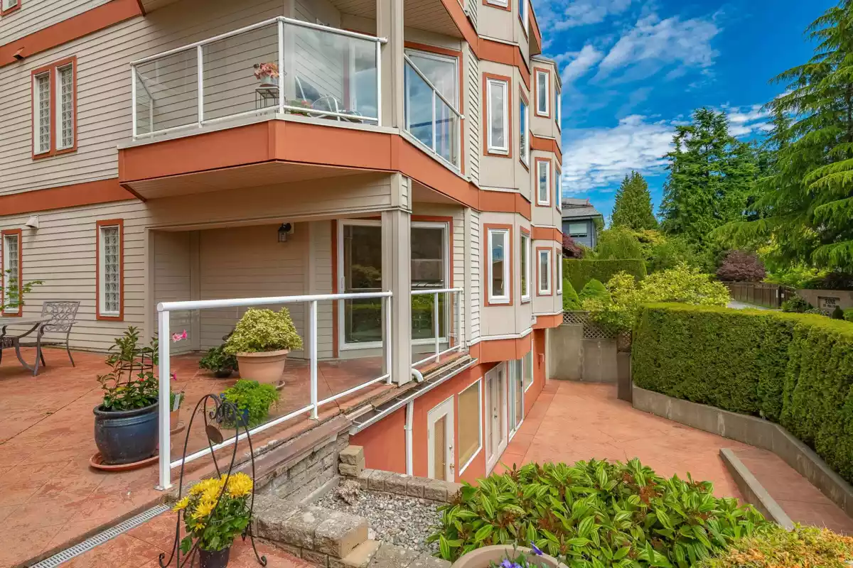 Swimming Pool Photo of 104 14934 Thrift Avenue, White Rock, BC