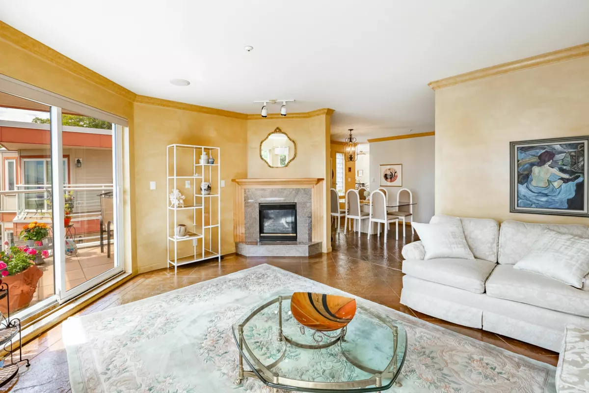 Walk-In Closet Photo of 104 14934 Thrift Avenue, White Rock, BC