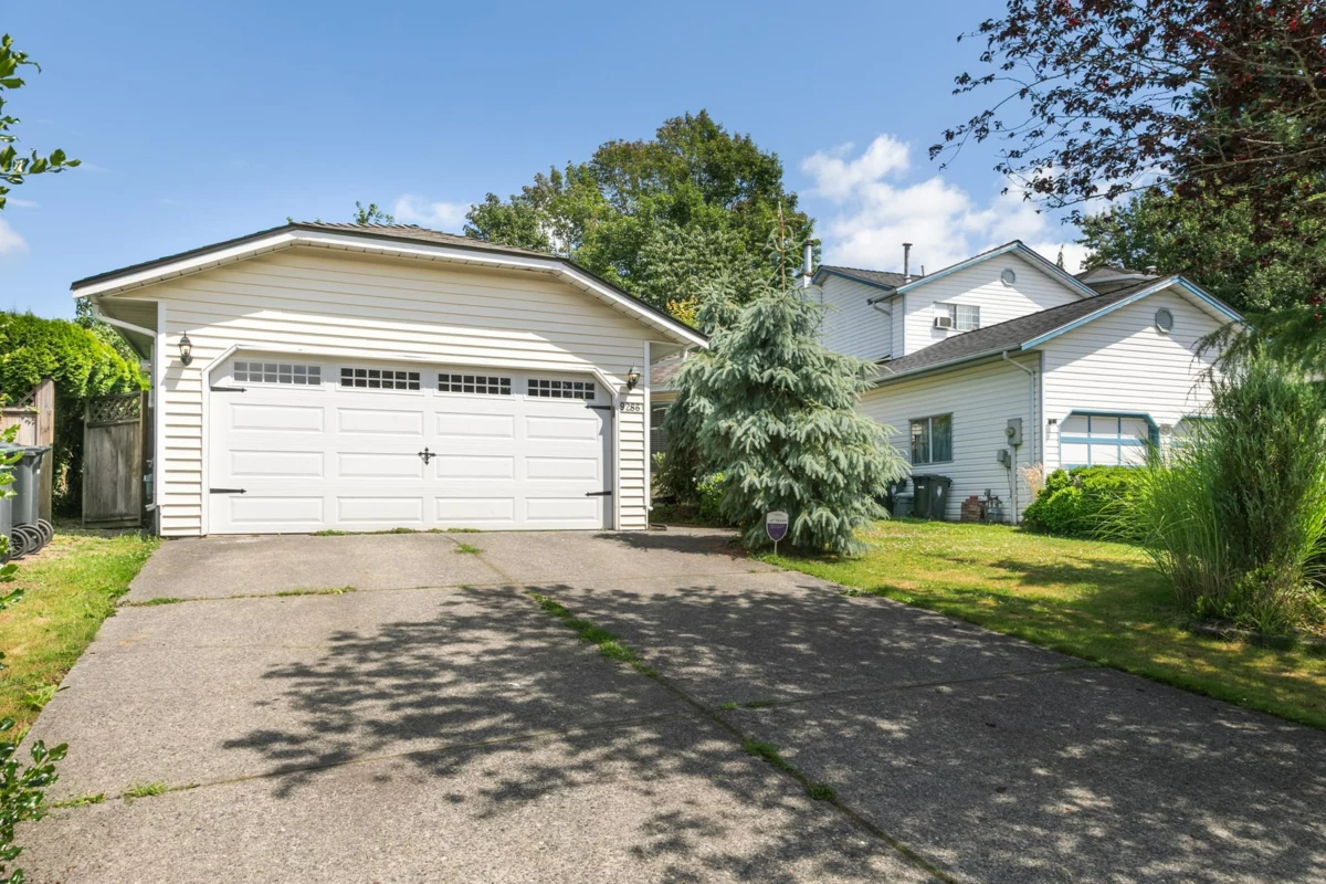 Entry Foyer Photo of 9286 212 Street, Langley, BC