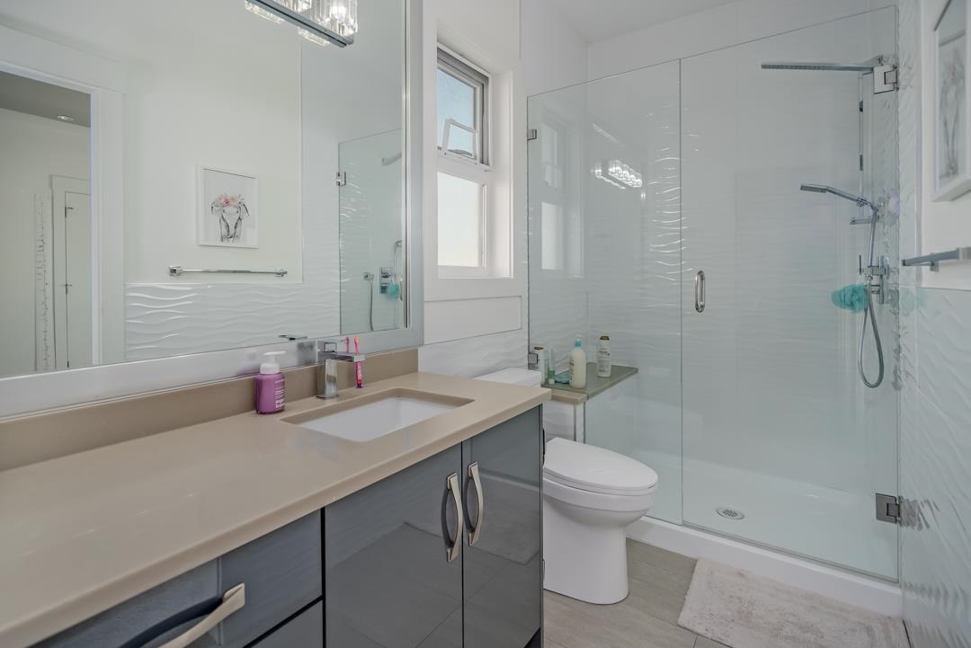 Guest Bathroom Photo of 15960 105a Avenue, Surrey, BC