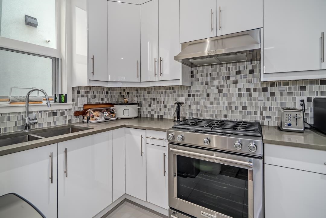Kitchen Island Photo of 15960 105a Avenue, Surrey, BC