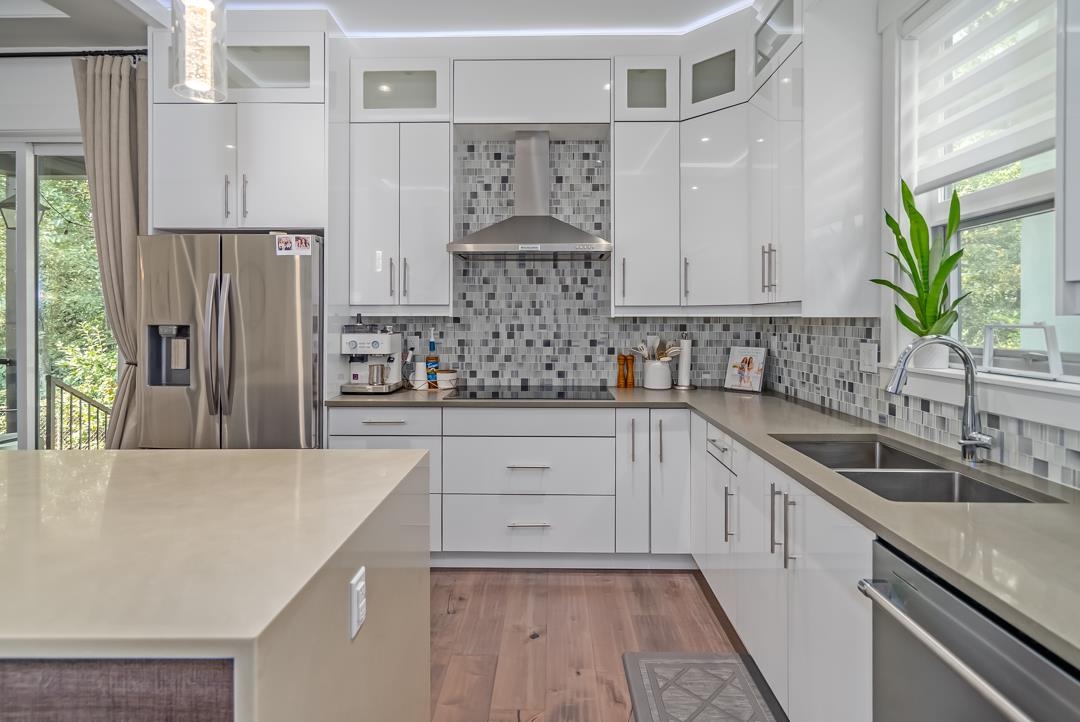 Kitchen Photo of 15960 105a Avenue, Surrey, BC