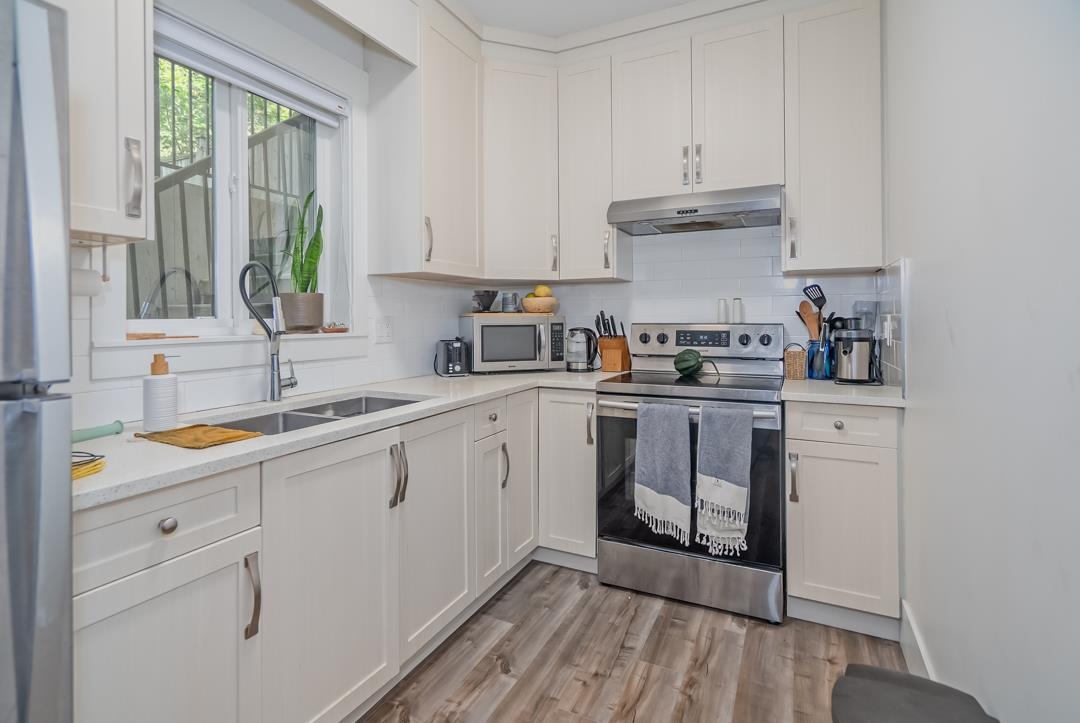 Mudroom Photo of 15960 105a Avenue, Surrey, BC