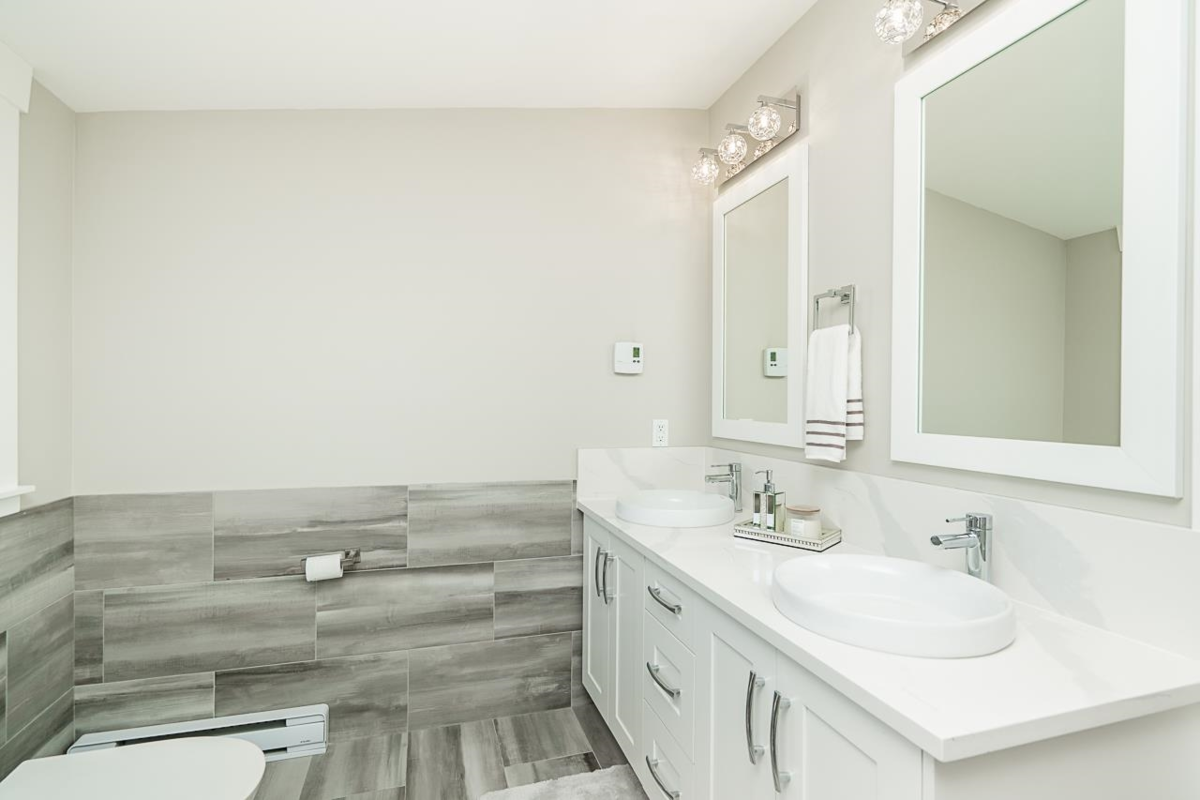 Hallway Photo of 905 Edinburgh Street, New Westminster, BC