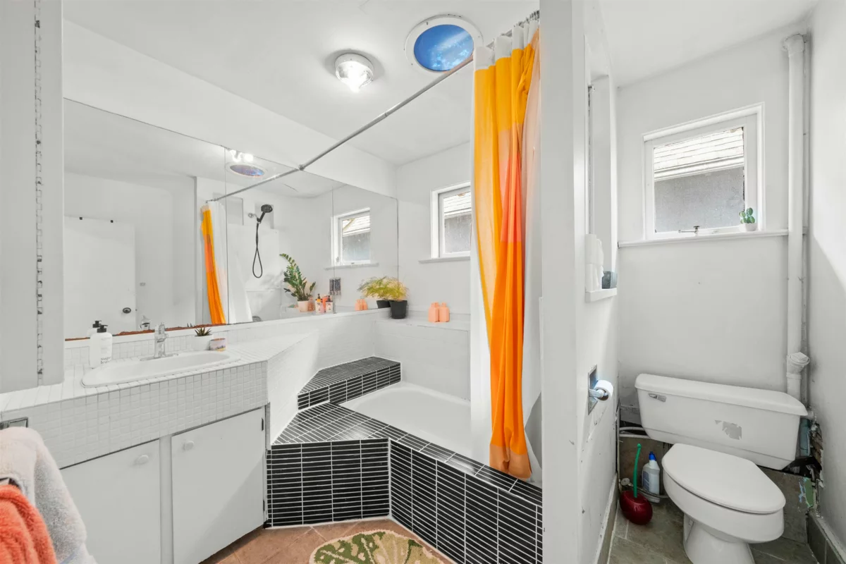 Primary Bathroom Photo of 3550 W 1st Avenue, Vancouver, BC