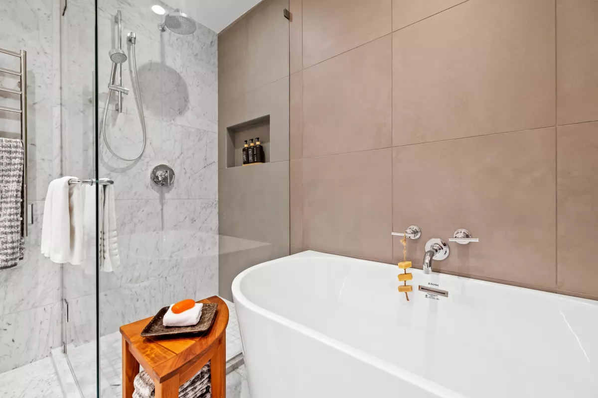 Entry Foyer Photo of 1804 1501 Foster Street, White Rock, BC