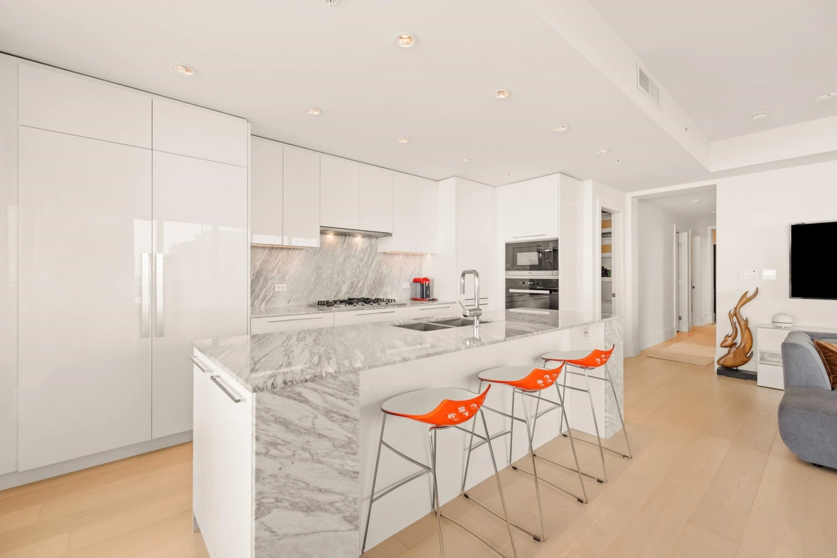 Walk-In Closet Photo of 1804 1501 Foster Street, White Rock, BC