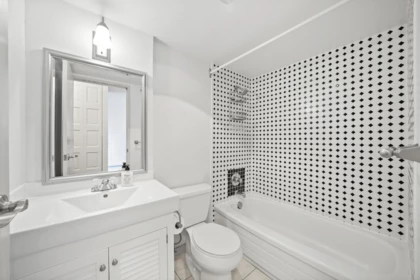 Guest Bathroom Photo of 1006 2016 Fullerton Avenue, North Vancouver, BC