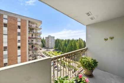 Kitchen Island Photo of 1006 2016 Fullerton Avenue, North Vancouver, BC
