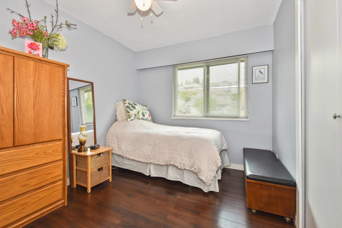 Guest Bathroom Photo of 32438 Badger Avenue, Mission, BC